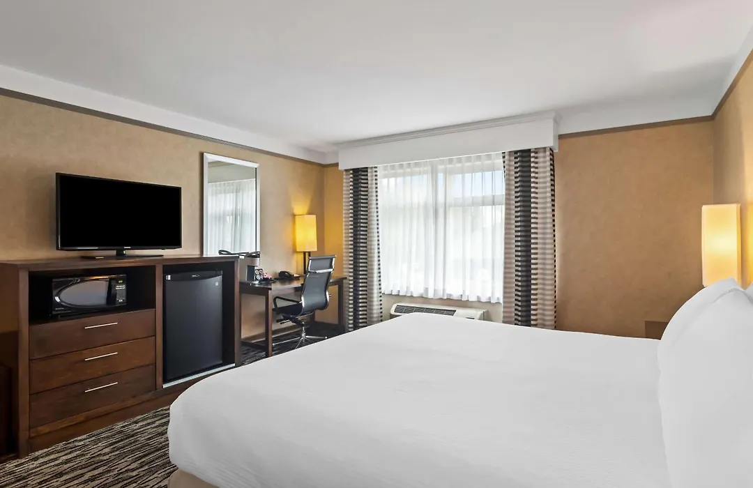 Best Western Plus Pitt Meadows Inn & Suites-1