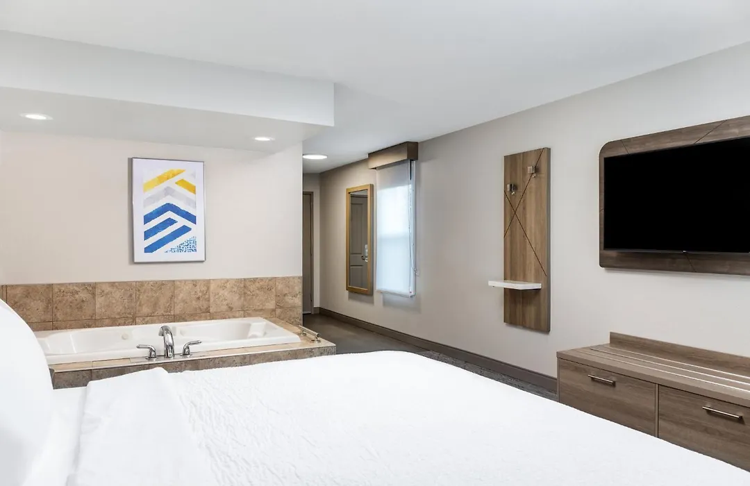 Holiday Inn Express & Suites - Green Bay East By Ihg-1