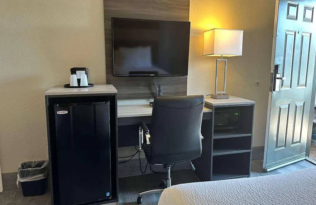 Days Inn By Wyndham San Diego Vista-1