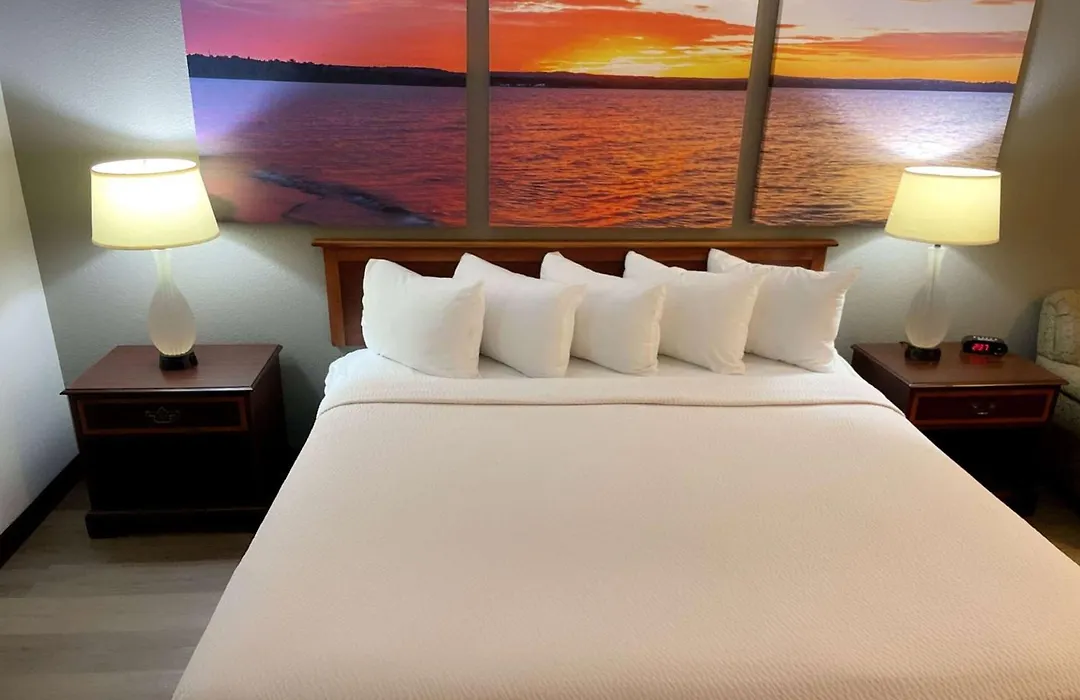Days Inn & Suites By Wyndham Stevens Point-1