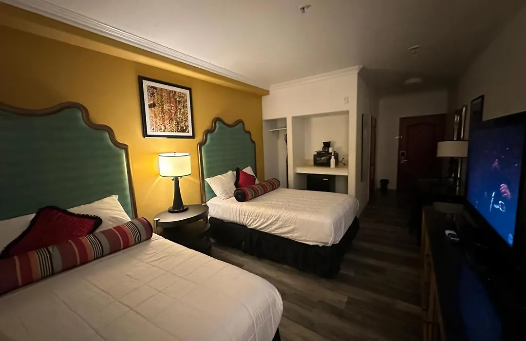 Howard Johnson By Wyndham Bakersfield-1