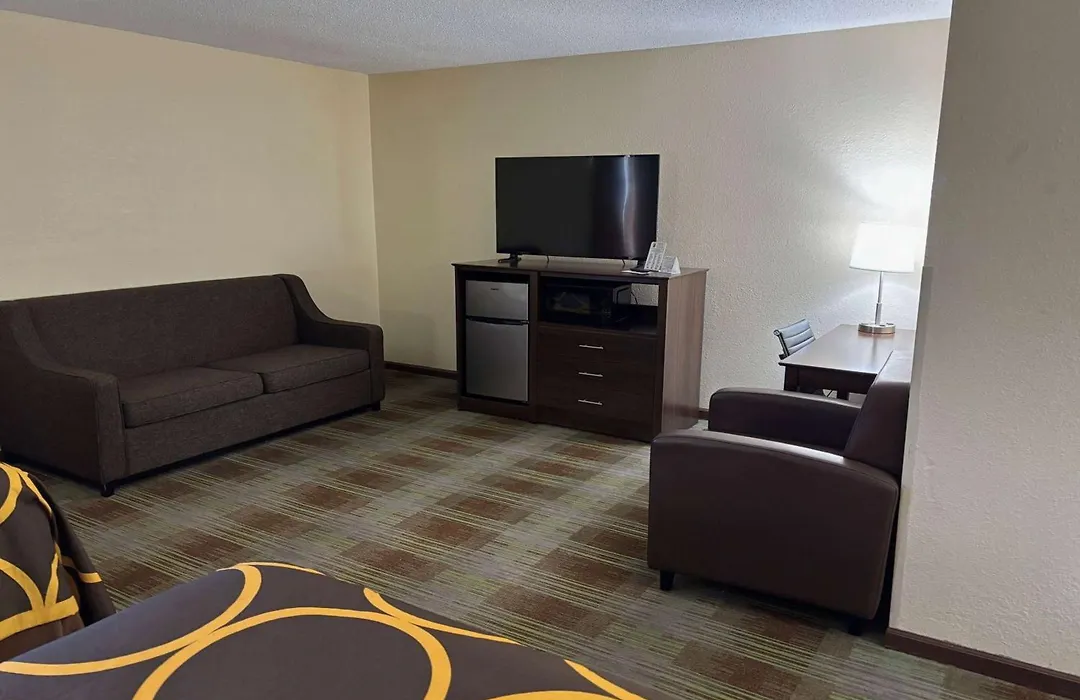 Super 8 By Wyndham Lincoln-1