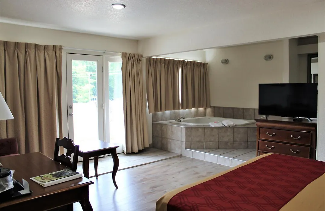 Econo Lodge Inn & Suites On The River-1