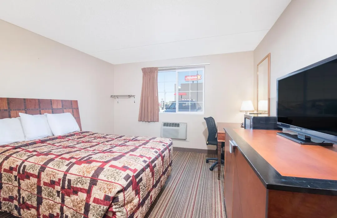 Knights Inn And Suites - Grand Forks-1