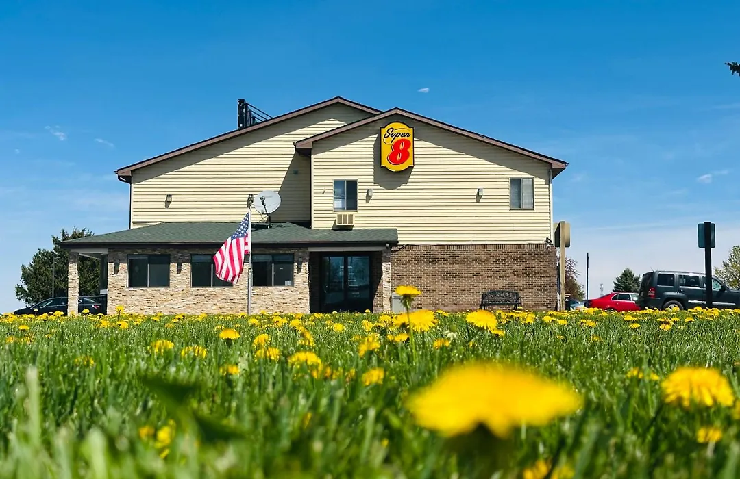 Super 8 By Wyndham Imlay City-1