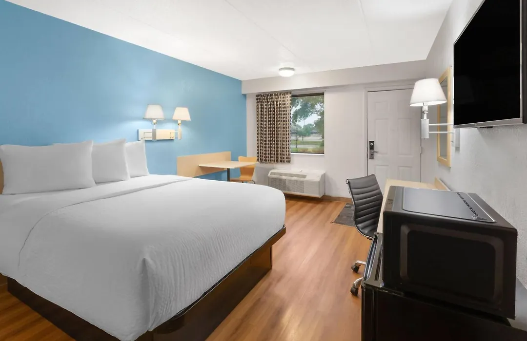 Travelodge By Wyndham Madison Heights Mi-1