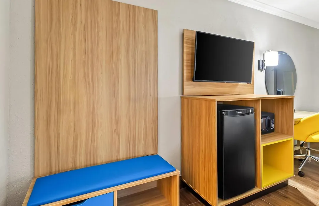 Days Inn By Wyndham Houston East-1