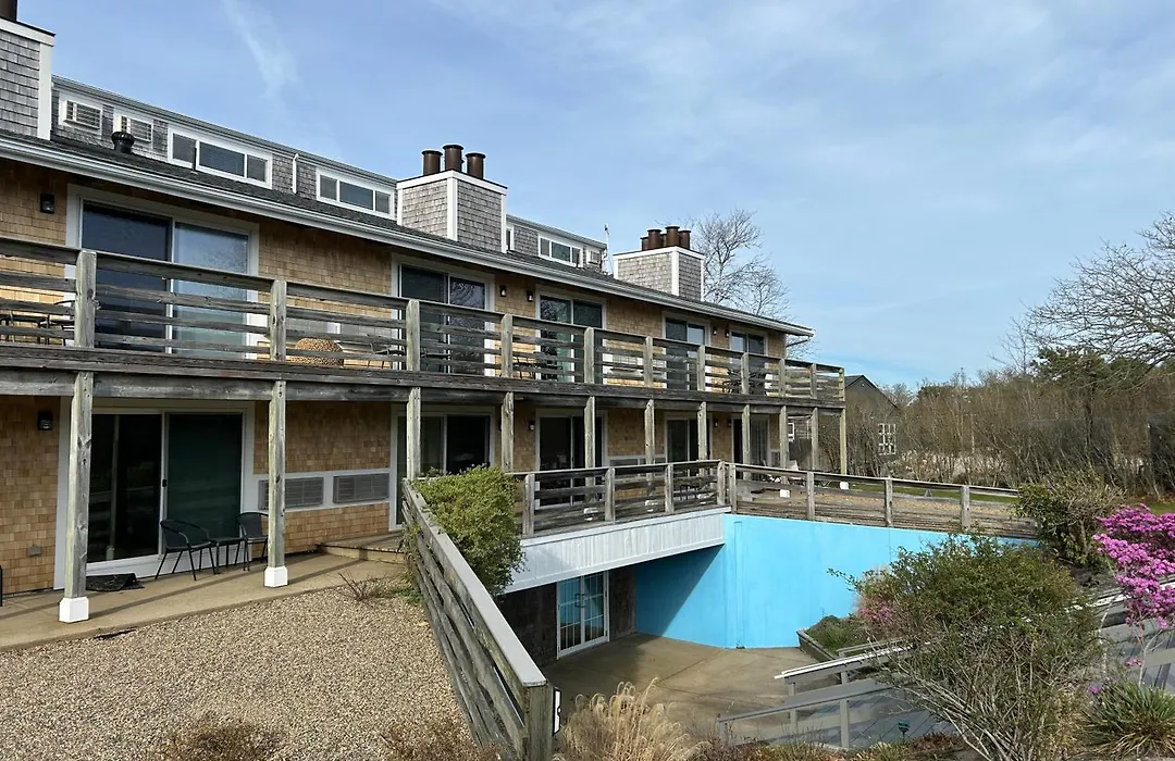 Island Inn-1