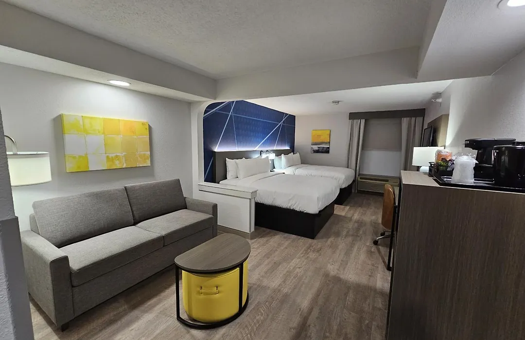 Comfort Inn & Suites Saint Louis Lafayette Square-1