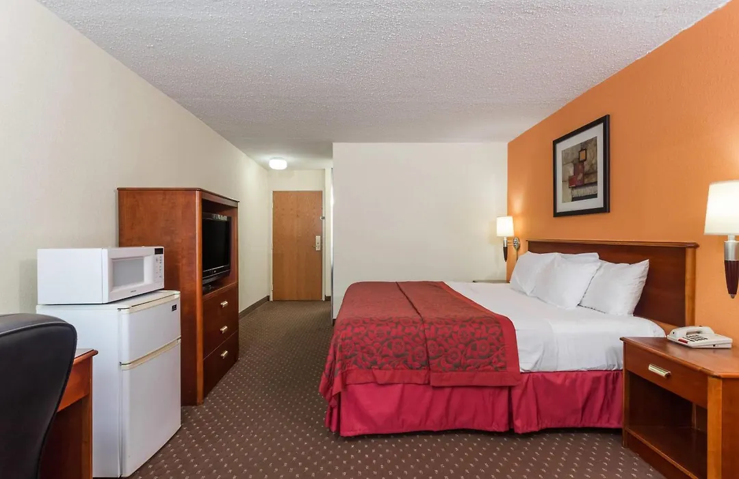 Days Inn & Suites By Wyndham Bloomington/Normal Il-1