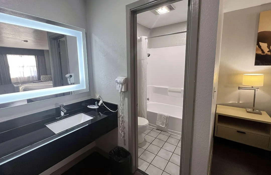 Days Inn & Suites By Wyndham - Canton First Monday Trade Days-1