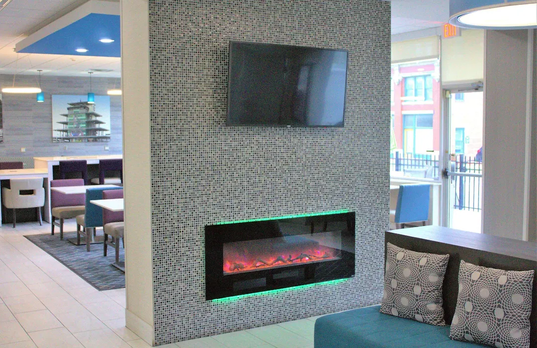 La Quinta Inn & Suites By Wyndham Indianapolis Downtown-1