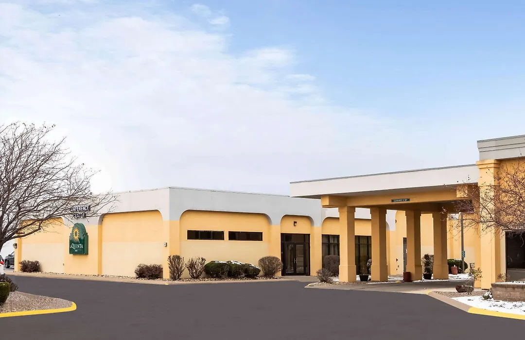 La Quinta Inn By Wyndham Davenport & Conference Center-1