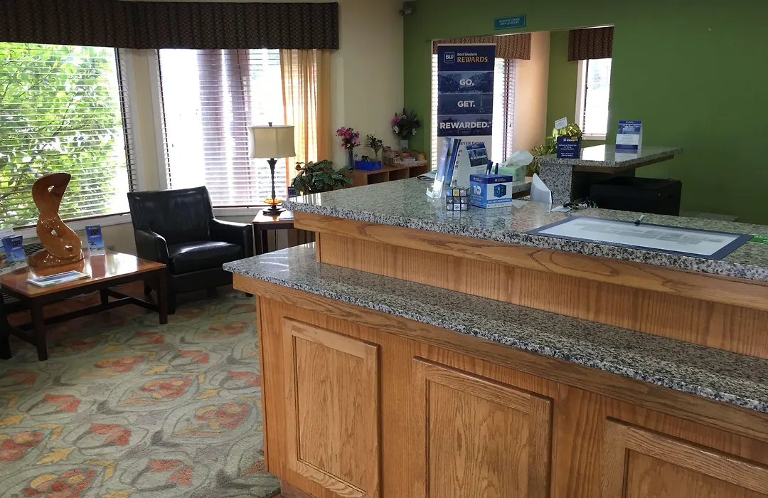 Oakridge Inn & Suites-1