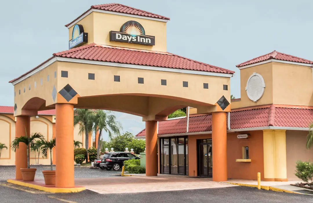 Days Inn By Wyndham Fort Myers-1