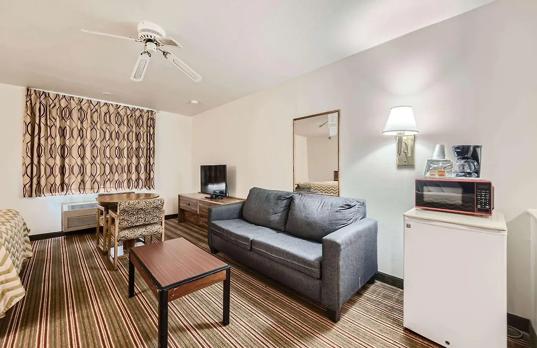 Travelodge By Wyndham Longmont-1