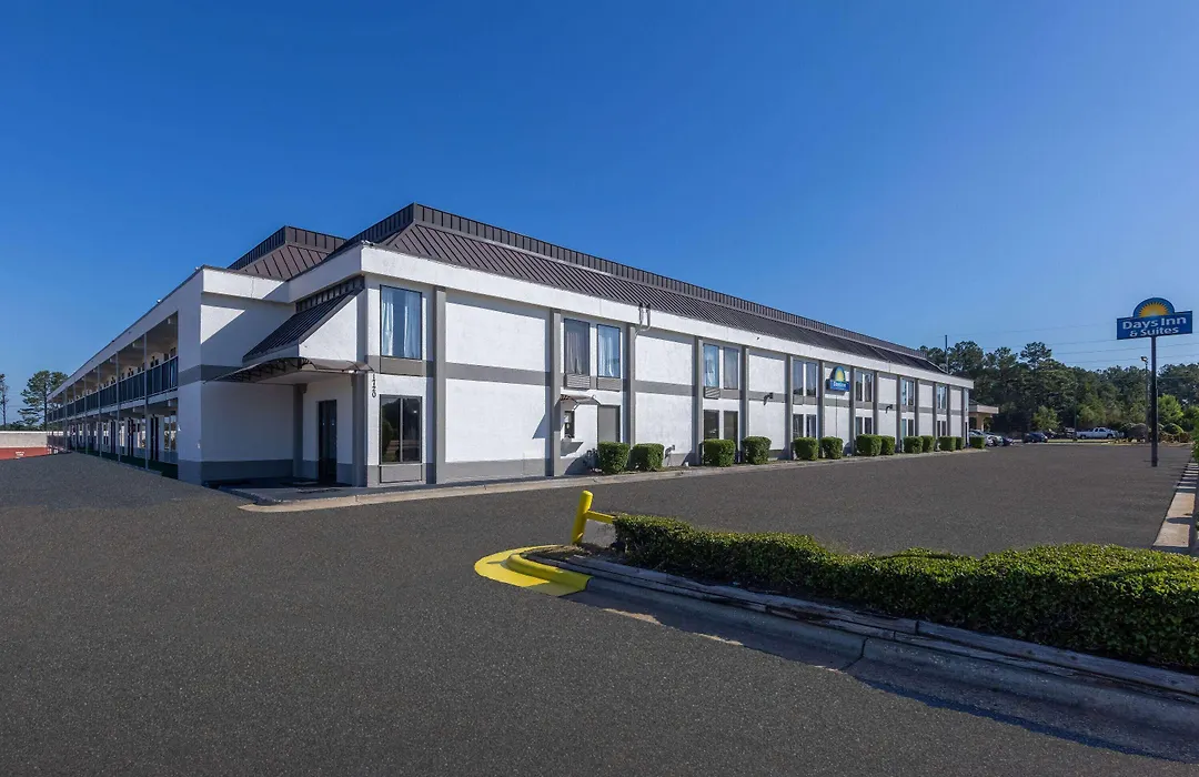 Days Inn & Suites By Wyndham Fort Bragg/Cross Creek Mall-1