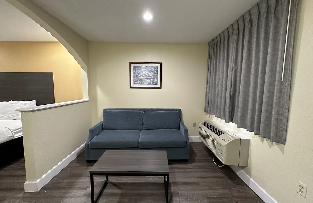 Rodeway Inn & Suites Hwy 290 Nw-1