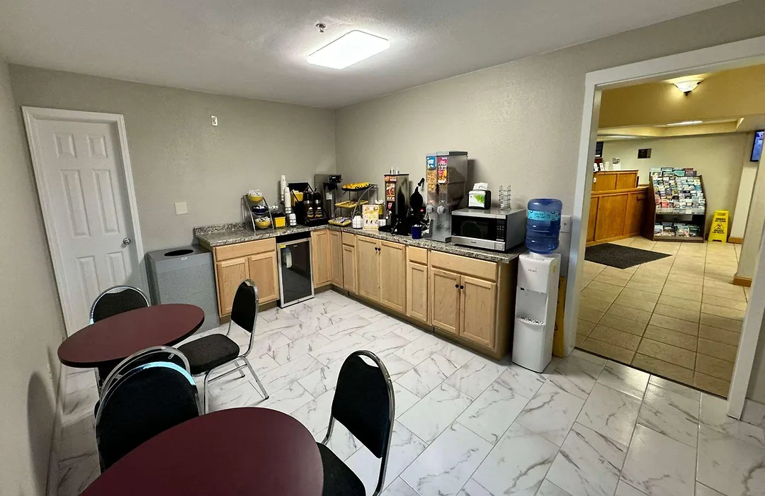 Days Inn By Wyndham Shawnee-1