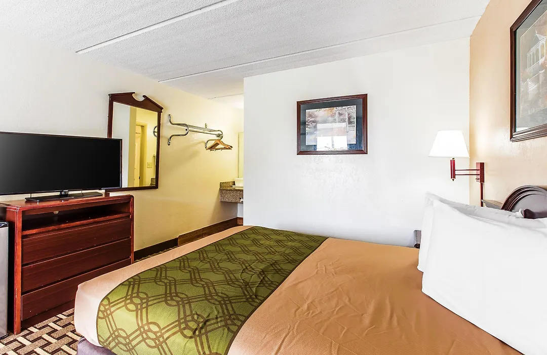 Econo Lodge Savannah Midtown-1