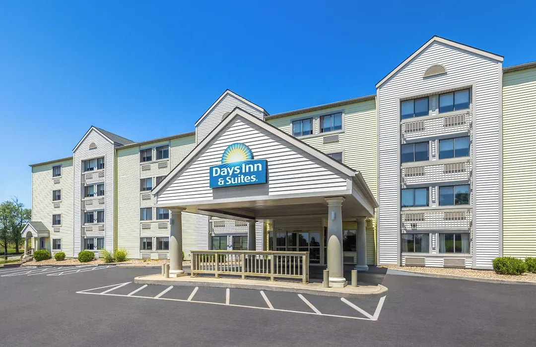 Days Inn & Suites By Wyndham Kansas City South-1