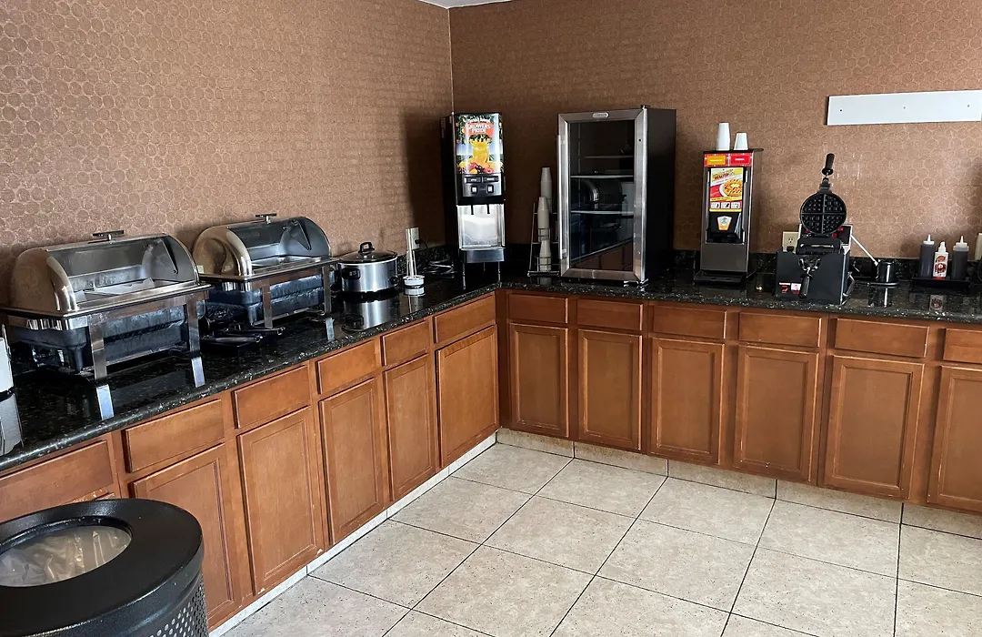 Days Inn & Suites By Wyndham Waterloo-1