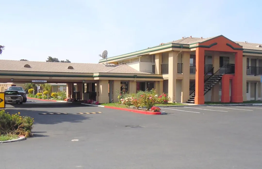 Super 8 By Wyndham Salinas-1