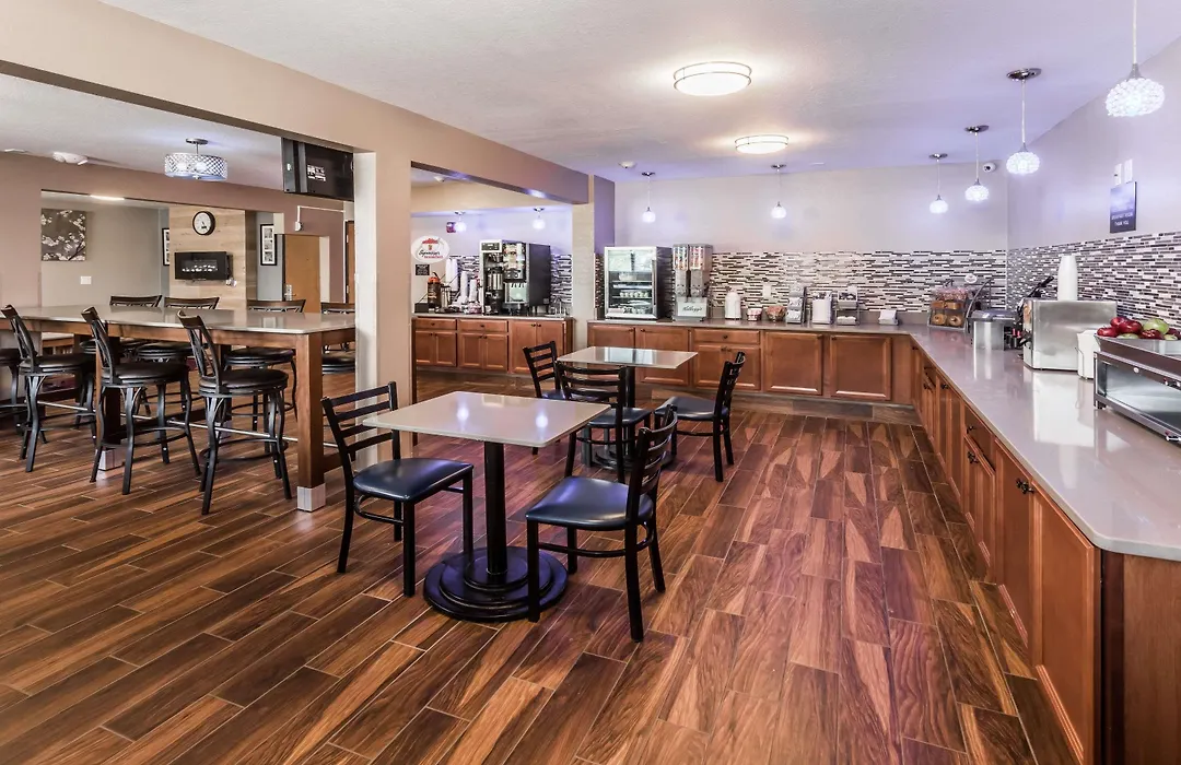 Super 8 By Wyndham Iowa City/Coralville-1