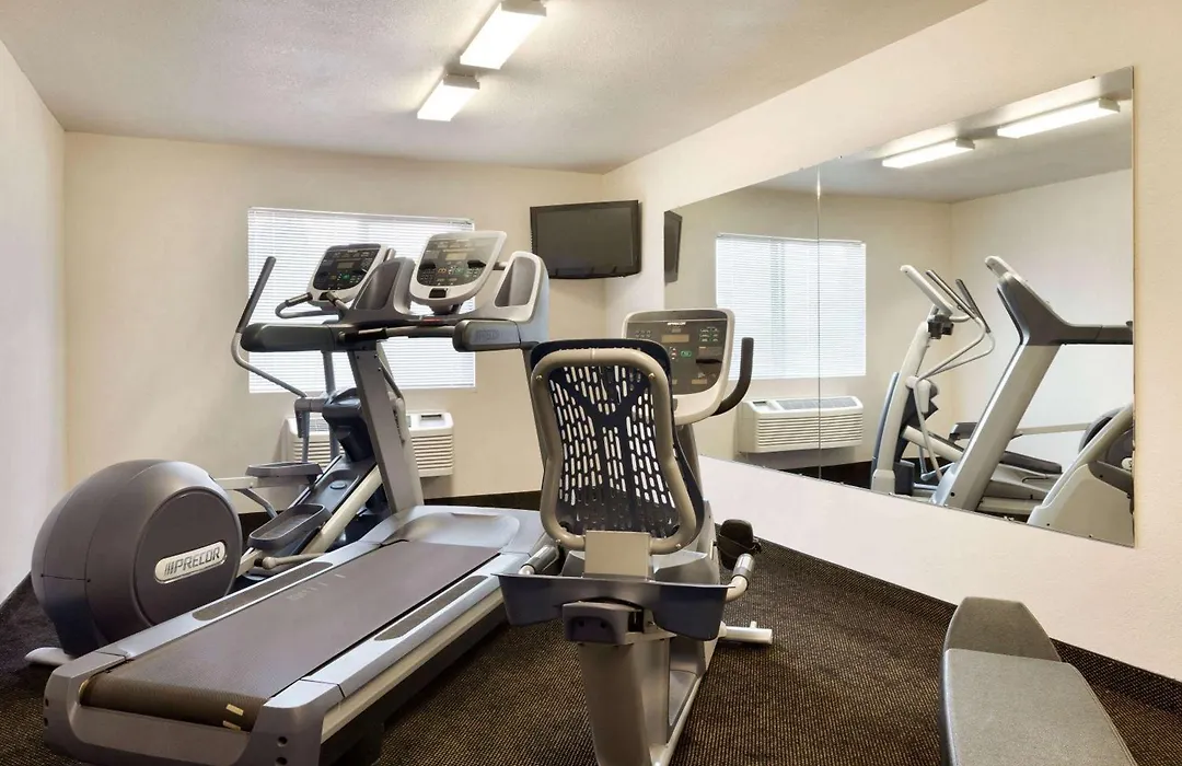 Travelodge By Wyndham Jefferson City-1