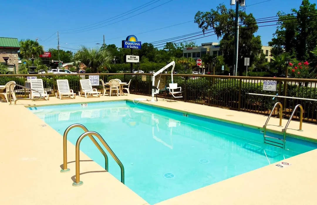 Days Inn & Suites By Wyndham Savannah Midtown-1