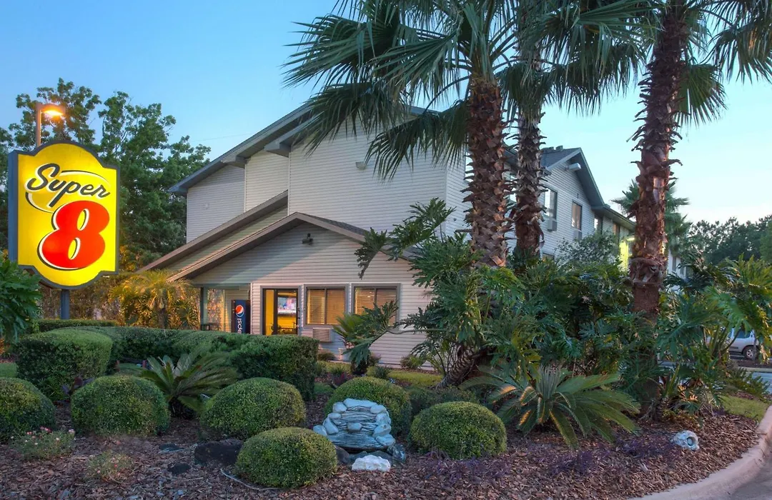 Super-8-Gainesville-I-75-Hospital-University-Area-1