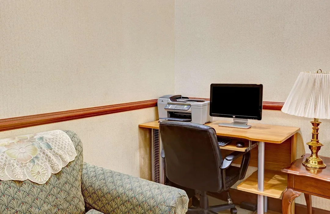 Days Inn & Suites By Wyndham Louisville Sw-1
