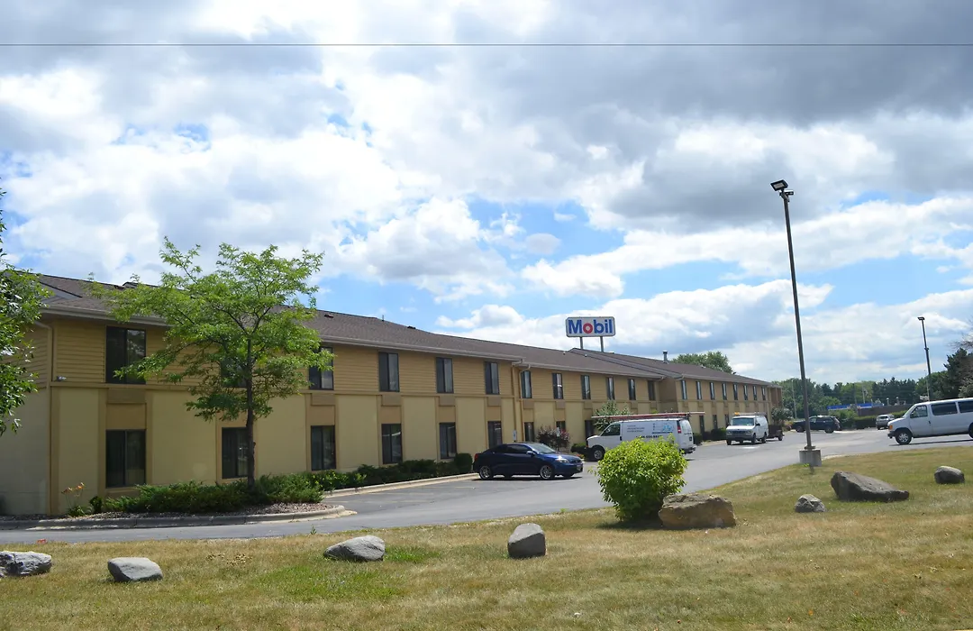 Super 8 By Wyndham Germantown/Milwaukee-1