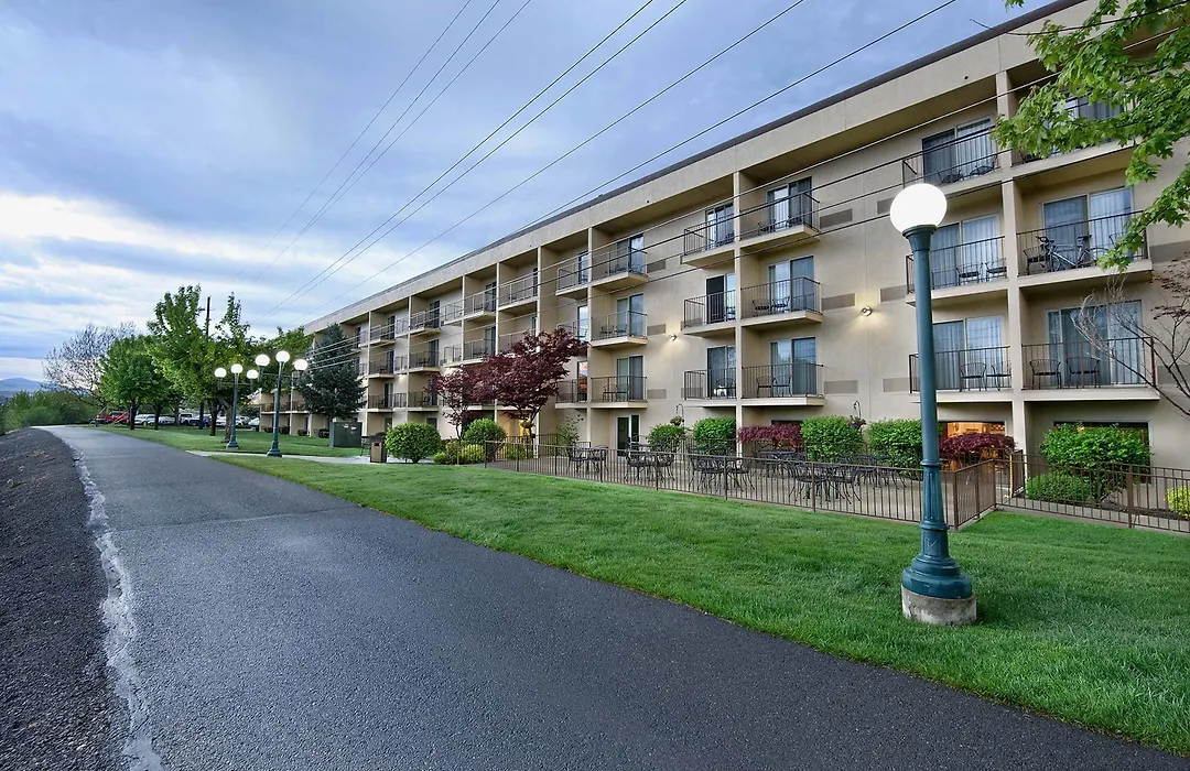 Oxford Suites Yakima-1