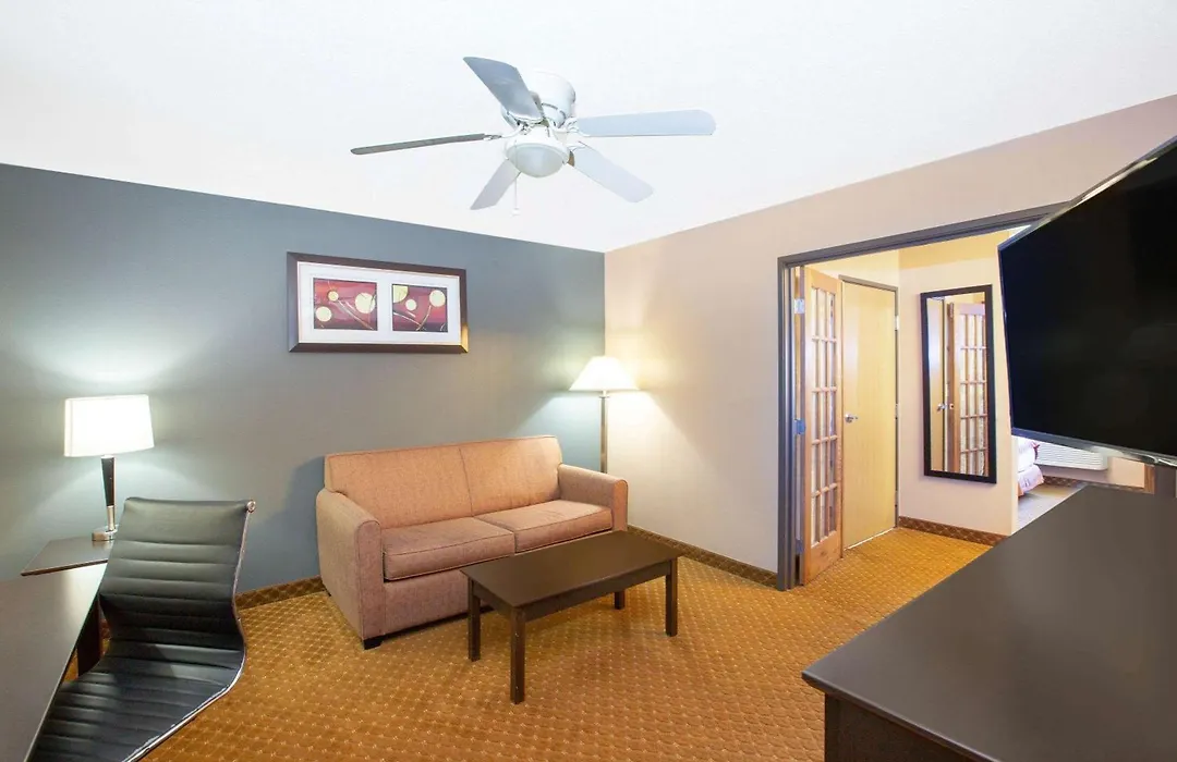 Americinn By Wyndham Coralville-1