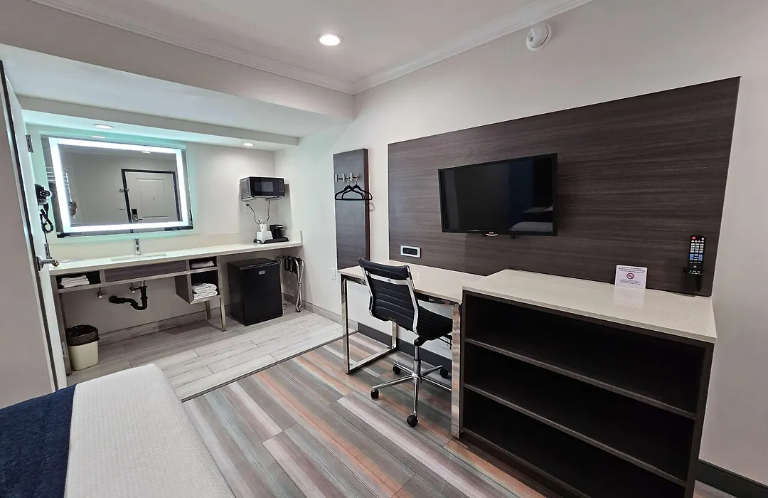 Travelodge Inn & Suites By Wyndham Fullerton-1