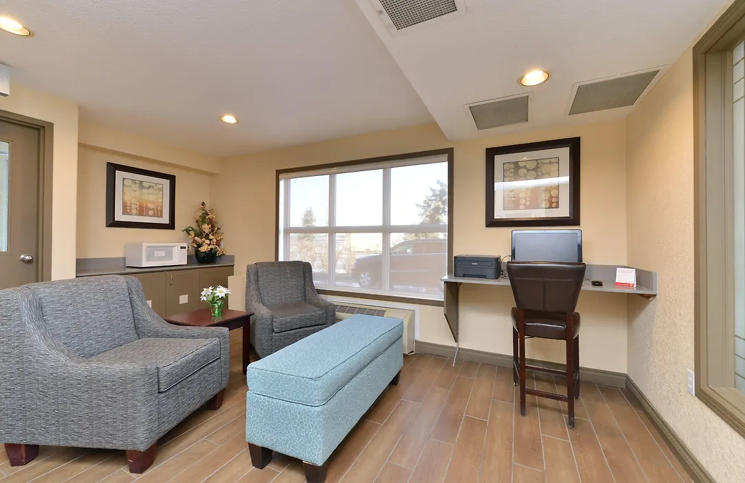 Super 8 By Wyndham Calgary/Airport-1