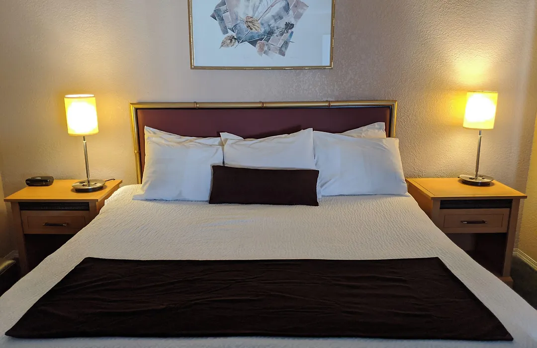 Howard Johnson By Wyndham Downtown Kamloops-1