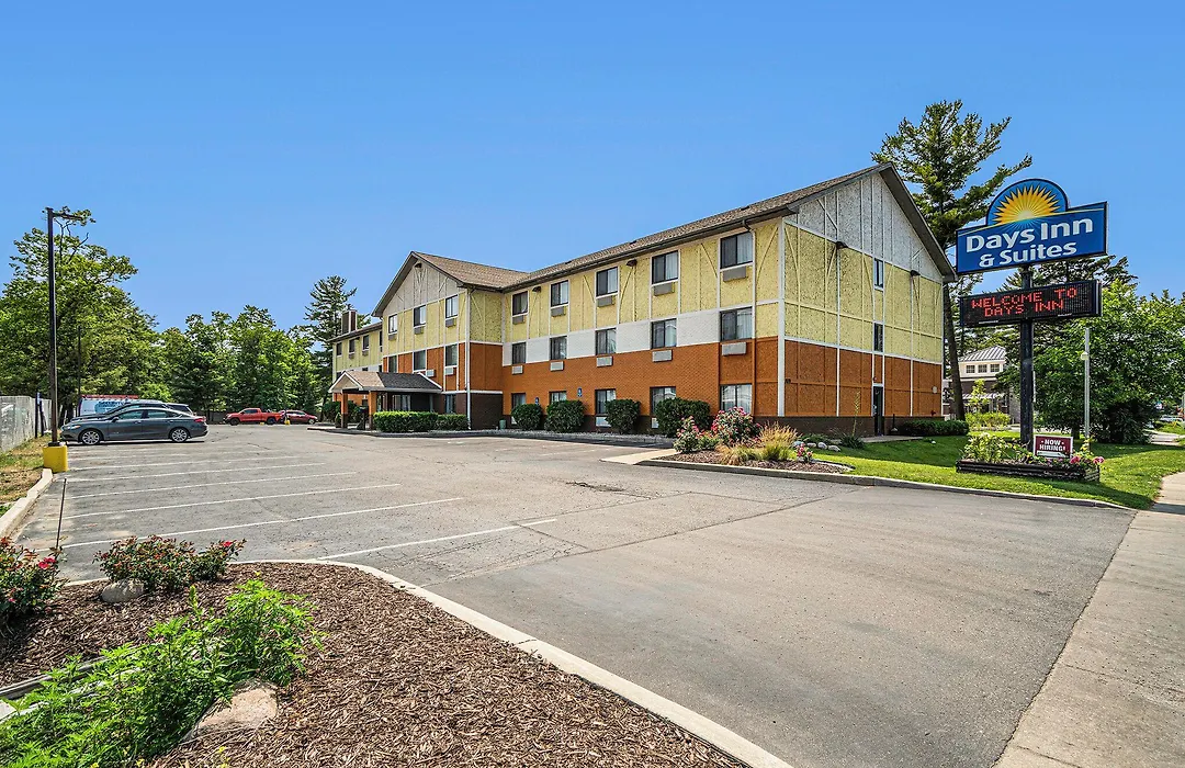 Days Inn & Suites By Wyndham Traverse City-1