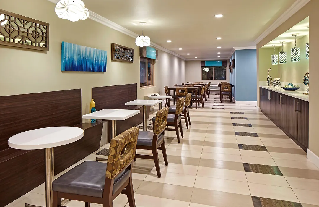 Eden Roc Inn & Suites Near The Maingate-1