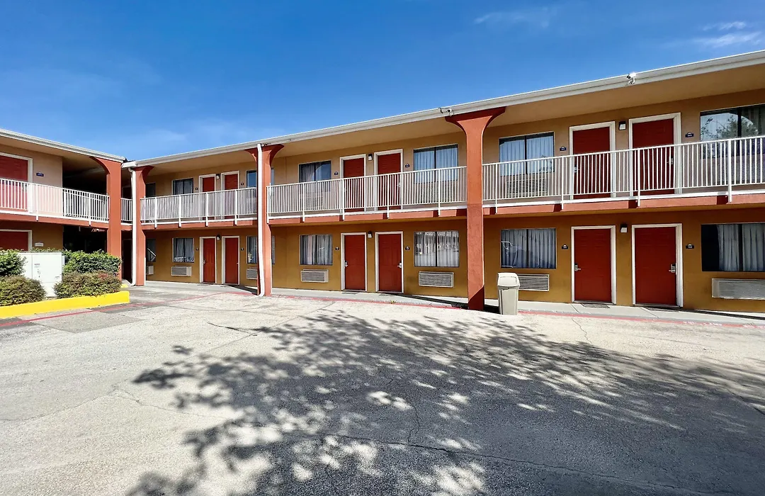 Days Inn & Suites By Wyndham Arlington Near Six Flags-1