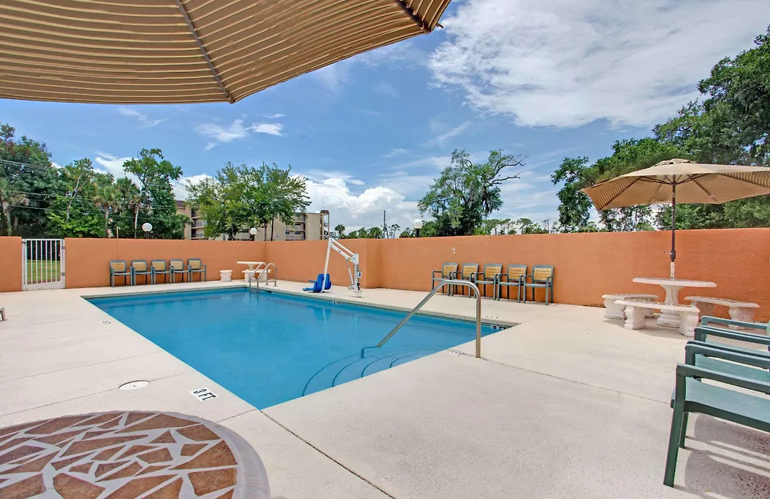 Super 8 By Wyndham Daytona Beach-1