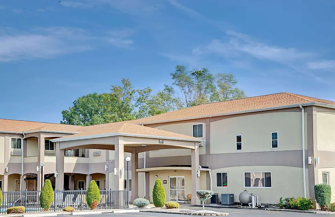 Days Inn & Suites By Wyndham Niagara Falls/Buffalo-1