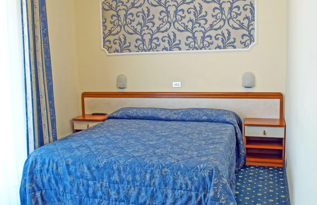 Hotel River fronte mare con piscina-1