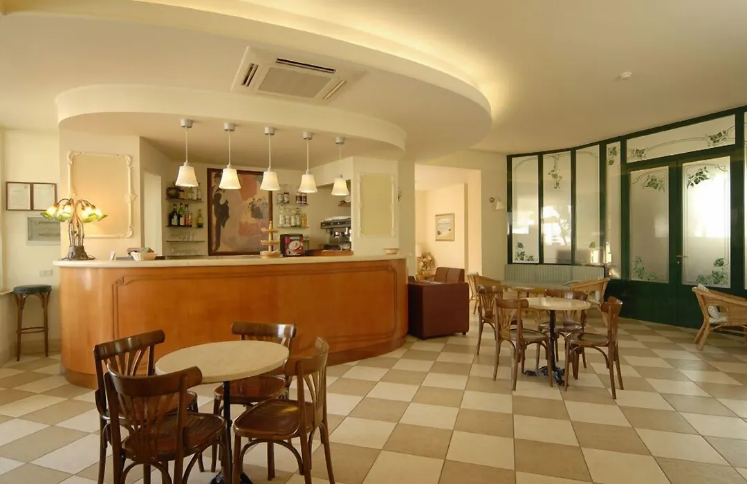 Hotel Mocambo piscina, spiaggia e biciclette-1