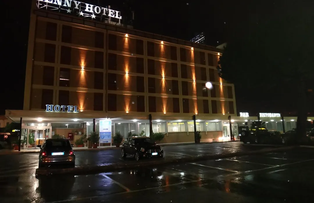 Benny Hotel-1