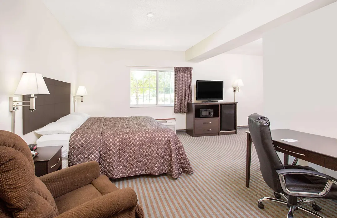 Super 8 By Wyndham Cedar Falls-1