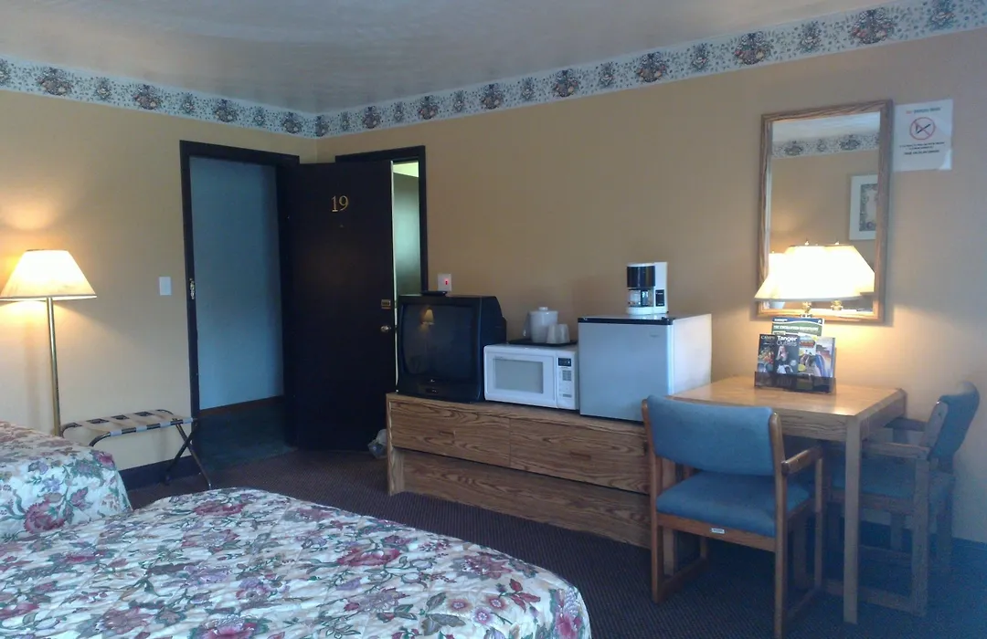 Colonial Inn Mercer-Grove City-1