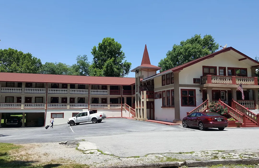 Riverbend Motel & Cabins-1