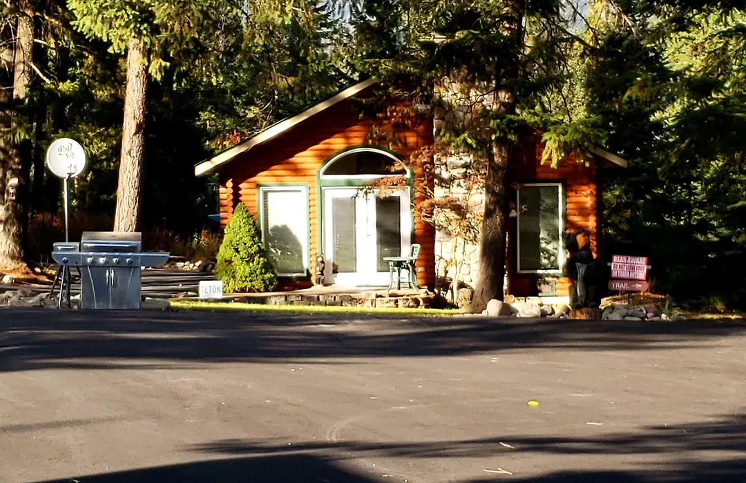 Riverfront Motel & Cabins-1